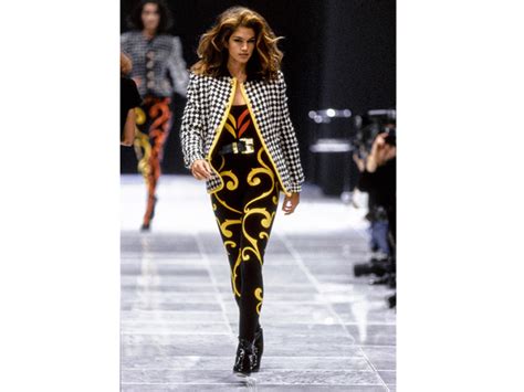 abiti versace 70|Versace: da Gianni a Donatella in 10 (splendide) foto d’archivio.